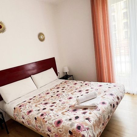 Hostal Abaaly Madrid Exterior photo