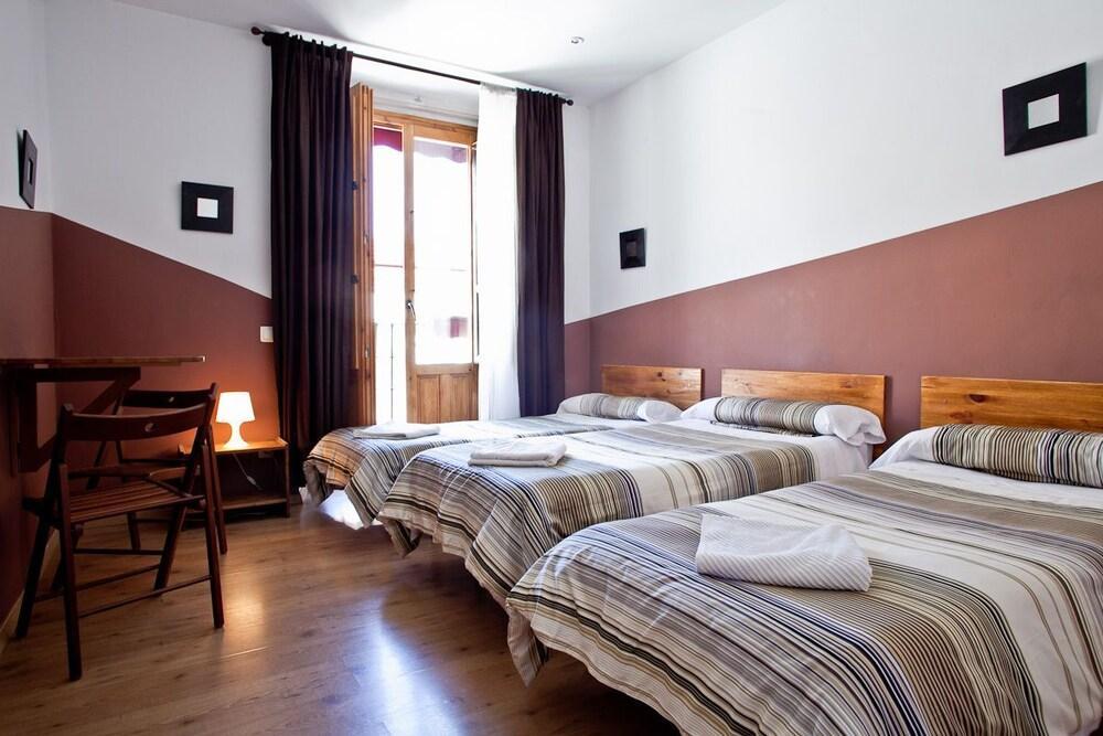 Hostal Abaaly Madrid Exterior photo