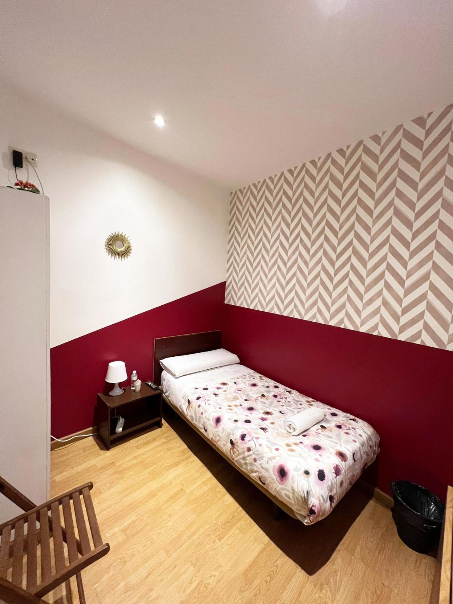 Hostal Abaaly Madrid Exterior photo