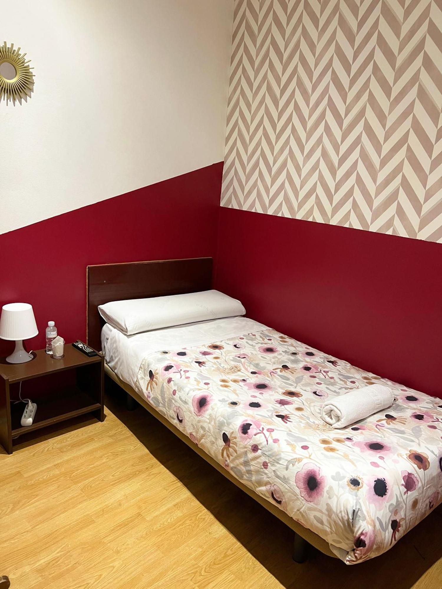 Hostal Abaaly Madrid Exterior photo