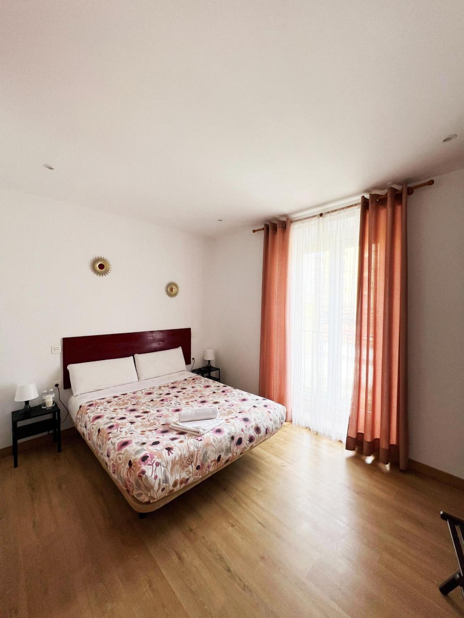 Hostal Abaaly Madrid Exterior photo