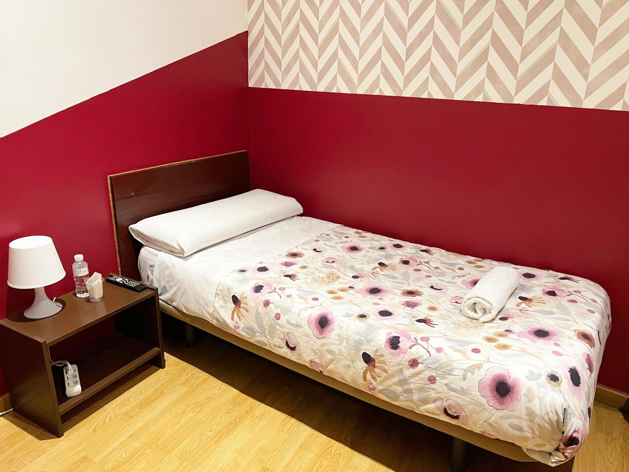 Hostal Abaaly Madrid Exterior photo