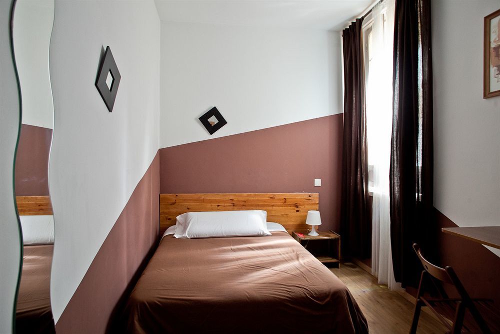 Hostal Abaaly Madrid Exterior photo